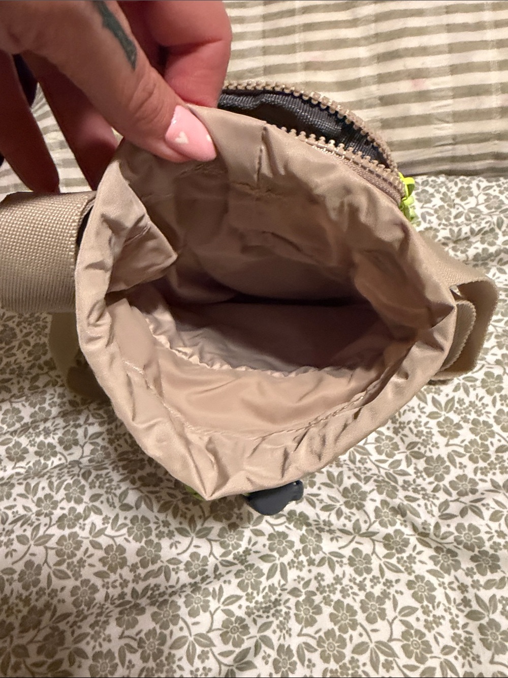 adidas Beige Crossbody Bag with Neon Yellow Drawstring - Picture 4 of 5